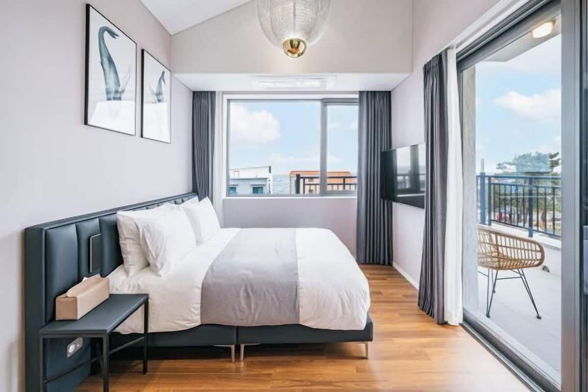2 bedrooms, premium bedding, individually decorated
