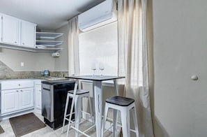 Micro-ondes, four, plaque de cuisson, lave-vaisselle