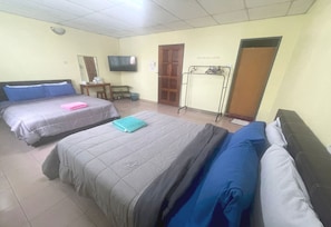 Laptop workspace, free WiFi, bed sheets - Hotel O Mei Wah (Setiu)