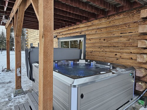 Log Cabin with Mountains and Lake View, enjoy relaxing in the hot tub