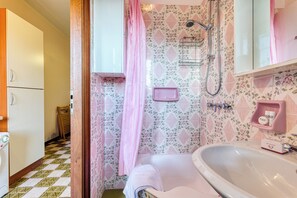 Estudio estándar (Il Rifugio - Town Center) | Baño | Ducha y bañera combinadas, secador de pelo, bidé y toallas