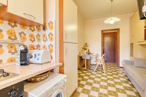 Interior - Il Rifugio - Town Center Apartment With Balcony (Borghetto Santo Spirito)