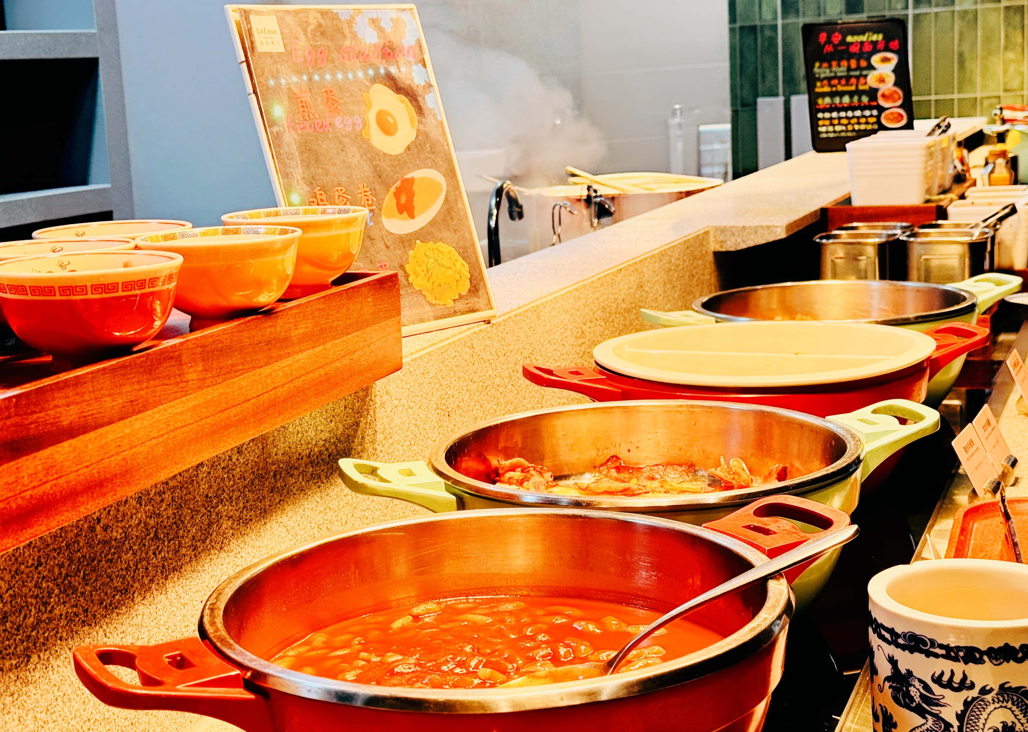 Un espace buffet proposant divers plats et ustensiles de service.