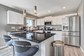 Fridge, microwave, oven, dishwasher - Casa De Claudia (Colorado Springs)