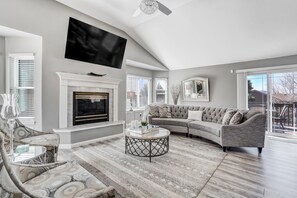 House | Living area | Fireplace - Casa De Claudia (Colorado Springs)
