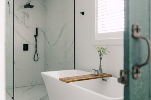 Een douche, een haardroger, handdoeken