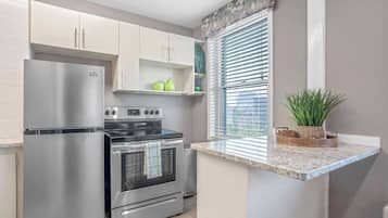 雪櫃、微波爐、焗爐、爐具