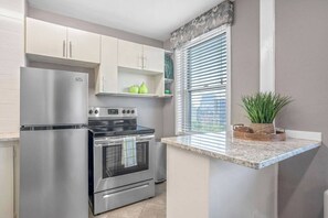 Een koelkast, een microgolfoven, een oven, een kookplaat