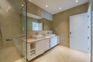 Exclusive Villa | Bathroom | Rainfall showerhead, towels - Nice 3BR with Golf Course View(BMG3) (Hua Hin)