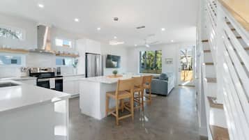 JÀÀkaappi, mikroaaltouuni, uuni, liesi