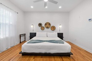 1 bedroom, desk, iron/ironing board, travel cot - Uptown Loft - Bright - Modern - Walkable (St. Augustine)