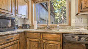 Peti sejuk, ketuhar gelombang mikro, ketuhar