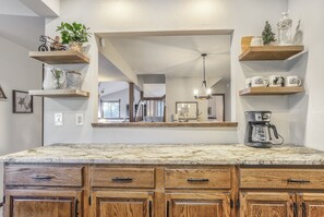 Een koelkast, een magnetron, een oven, een vaatwasser