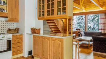 Fridge, microwave, dishwasher, cookware/dishes/utensils