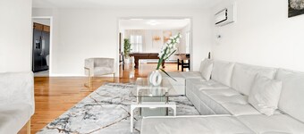 現代豪華遊戲室及停車場之家