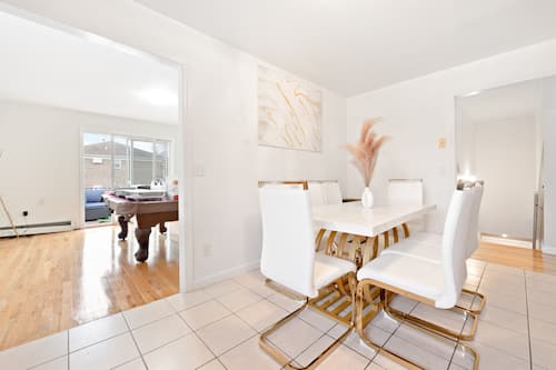 House | In-room dining