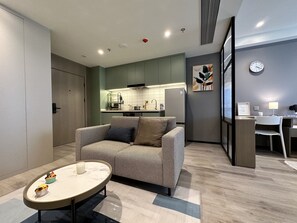 コンフォート アパートメント | リビング エリア | 液晶テレビ、有料ムービー