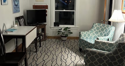 Cozy Seward Cottage: Amazing Location in the middle of town. Pet-Friendly!