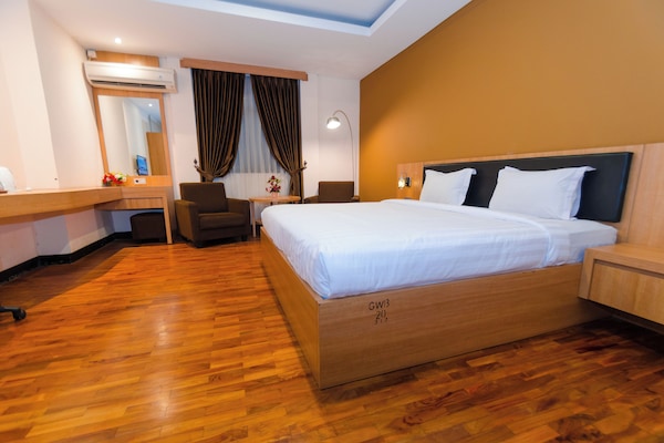 Executive Double Room, 1 King Bed | Individually furnished, desk, blackout drapes, soundproofing