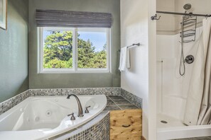 Combined shower/tub, towels, soap, shampoo