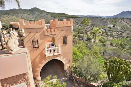 Málaga Castle: 3.5km’s to beach and city center