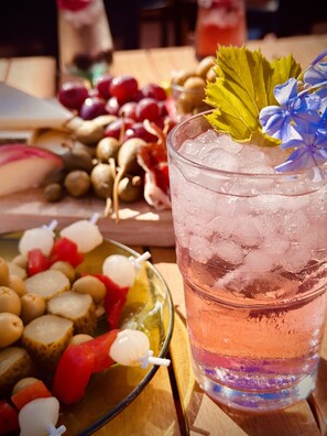 Food and drink - Málaga Castle: 3.5km’s to beach and city center (Málaga)