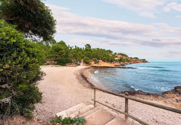 Una spiaggia nelle vicinanze