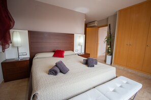 4 bedrooms, iron/ironing board, free WiFi, bed sheets - Tranquil Paradise, Private Pool - only 200m to beach! (El Perelló)