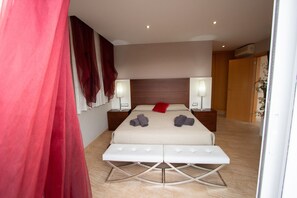 4 bedrooms, iron/ironing board, WiFi (free), bed sheets - Tranquil Paradise, Private Pool - only 200m to beach! (El Perelló)