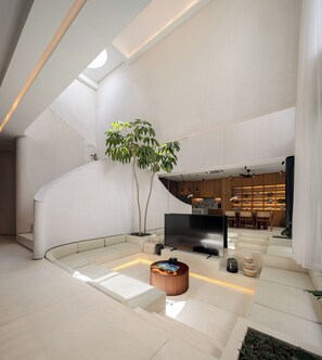 75-inch Smart TV with digital channels, Netflix, streaming services - VOX Villas (Canggu)