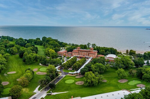 The Chic Urban Oasis Near the Lake!