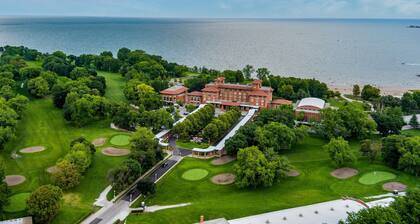 The Chic Urban Oasis Near the Lake!