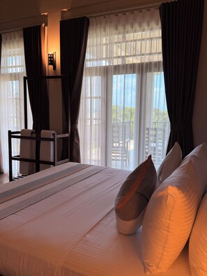 Een bureau, een strijkplank/strijkijzer, gratis wifi