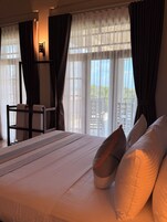 Escrivaninha, ferros/tábuas de passar roupa, Wi-Fi de cortesia