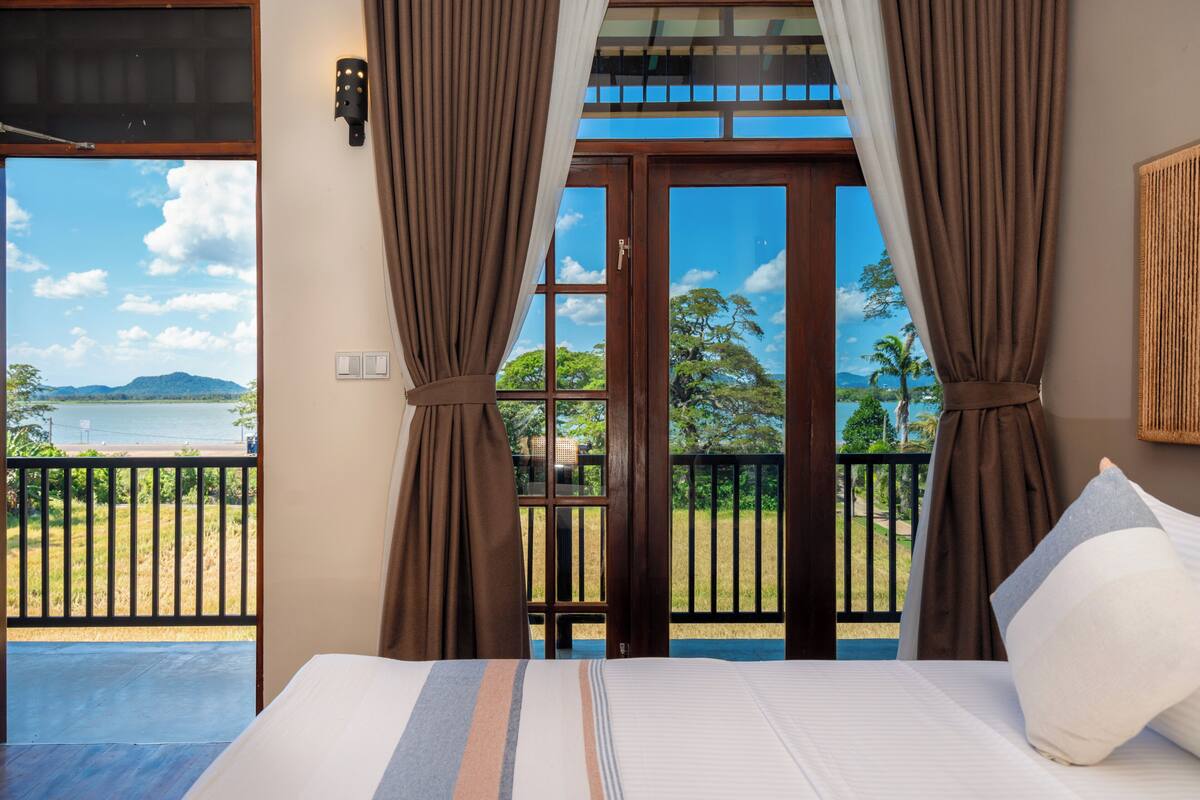 Escritorio, tabla de planchar con plancha y wifi gratis