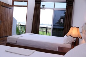 Escrivaninha, ferros/tábuas de passar roupa, Wi-Fi de cortesia