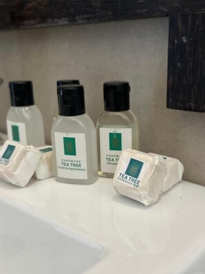 Produtos de toalete grátis, secador de cabelo