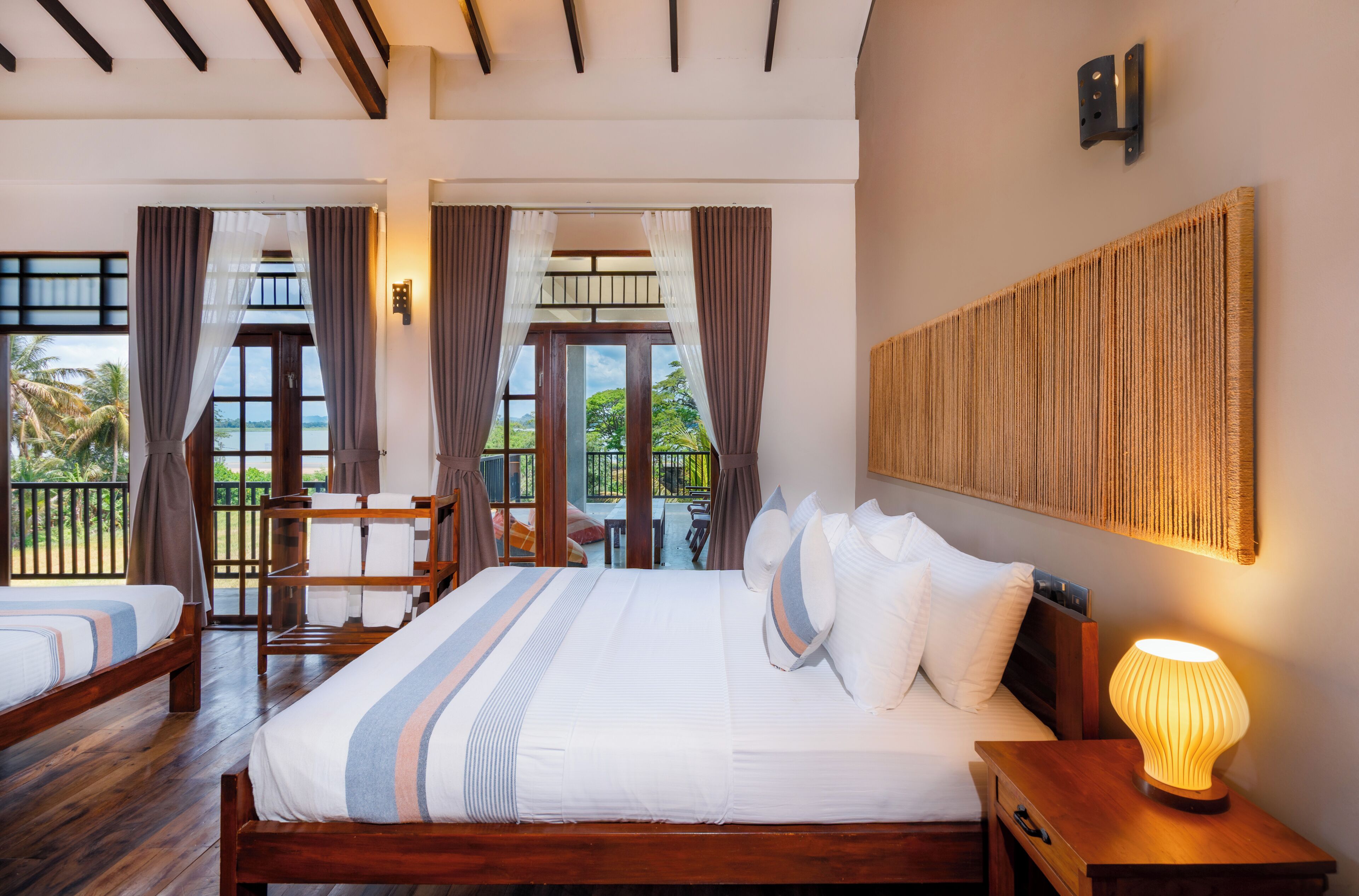 Escritorio, tabla de planchar con plancha y wifi gratis 