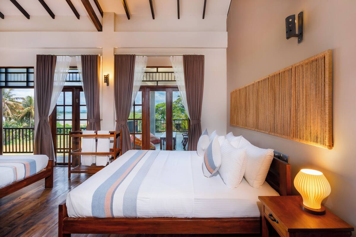 Escritorio, tabla de planchar con plancha y wifi gratis