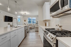 Réfrigérateur, micro-ondes, four, lave-vaisselle