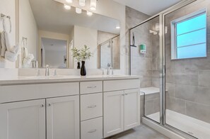 Combined shower/bathtub, towels, soap, shampoo - Rio Grande (Colorado Springs)