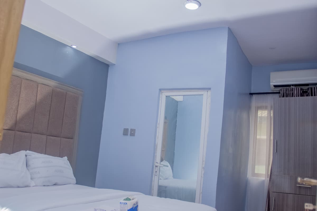 Individually furnished, laptop workspace, free WiFi