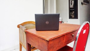 A wooden table with a laptop on it. - Hotel O Bintang Residence (Jakarta)