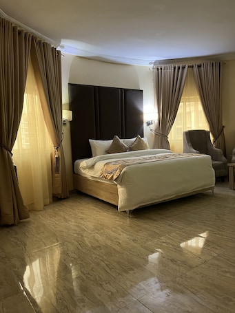 Executive Room | Individually decorated, individually furnished, desk, laptop workspace. JVM Hotel