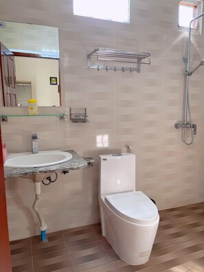 Buồng tắm vòi sen, máy sấy tóc, chậu vệ sinh/vòi rửa, khăn tắm 