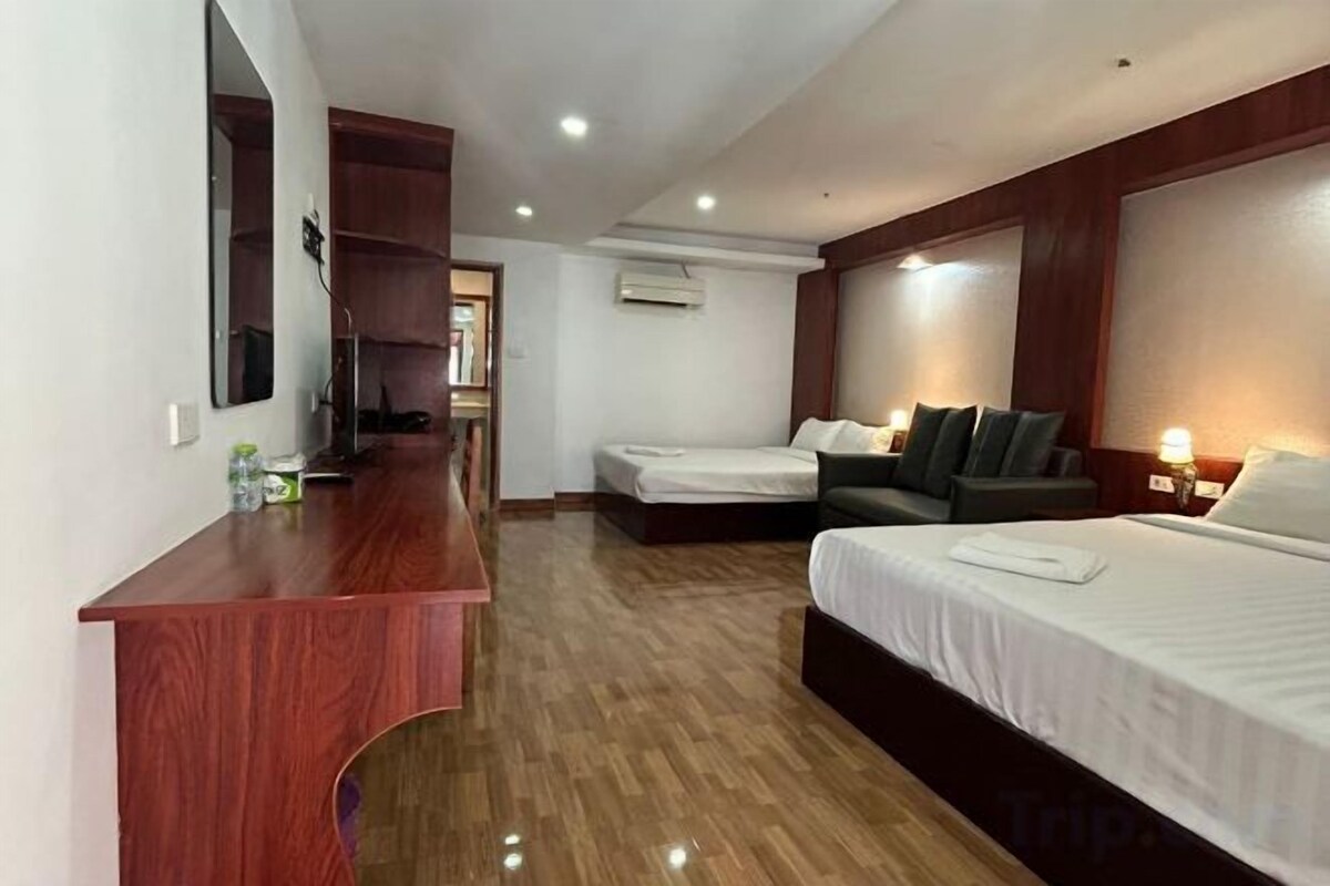 Down comforters, pillowtop beds, WiFi (free)