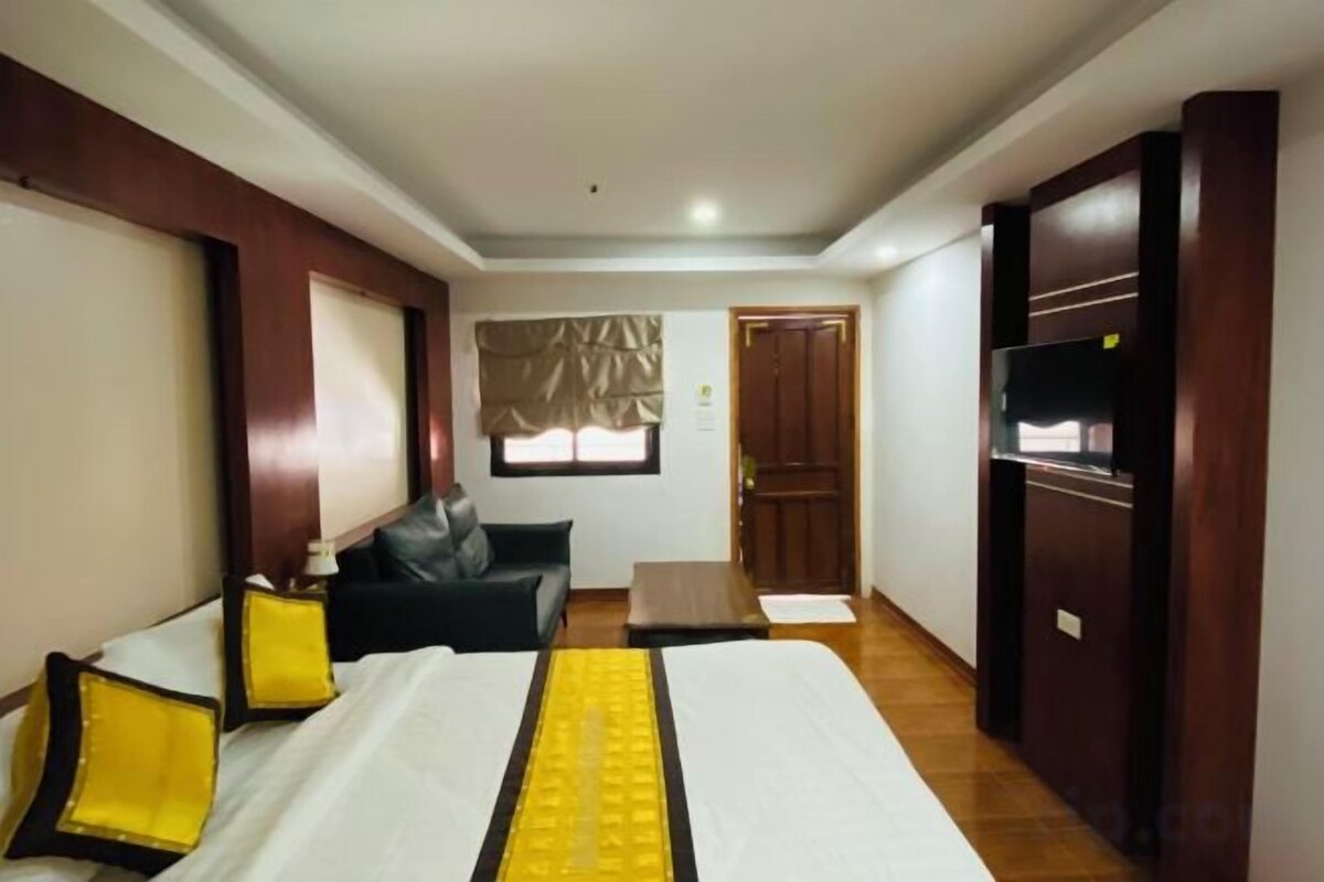 Down comforters, pillowtop beds, WiFi (free)