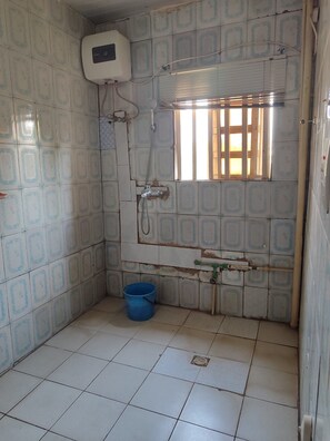 Executive Room | Bathroom | Towels, soap, toilet paper - Rodze Hotel Zone 3 (Abuja)