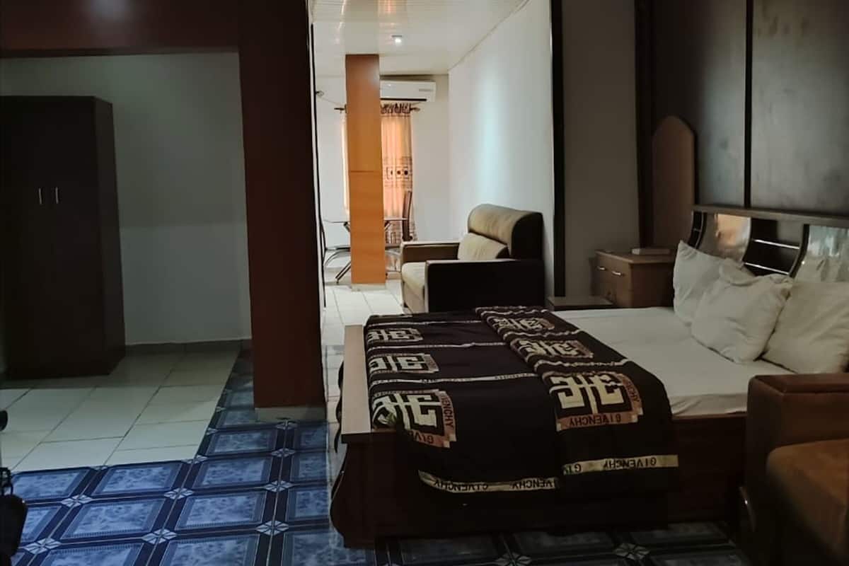 Quarto executivo | Individualmente decorados, individualmente mobiliados, escrivaninha