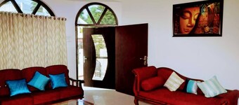 Discover Hillside Paradise : Book your Villa Getaway today!